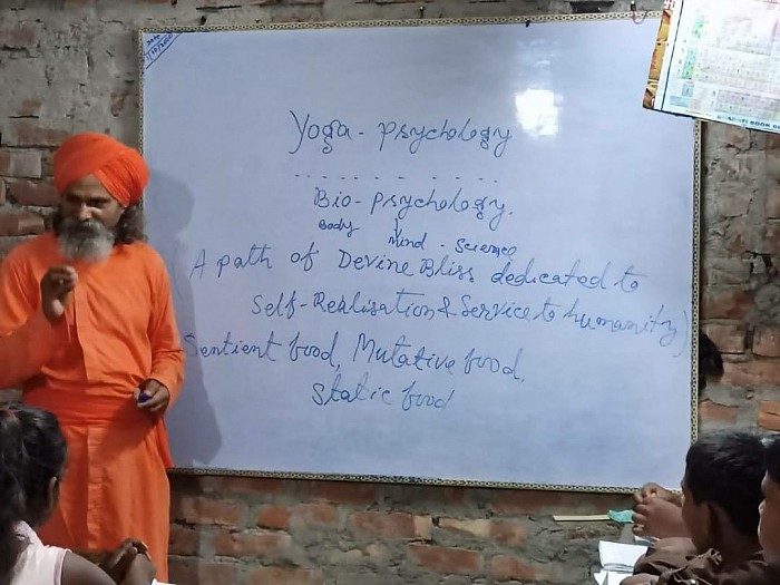 आचार्य द्वारा योगा क्लासेस